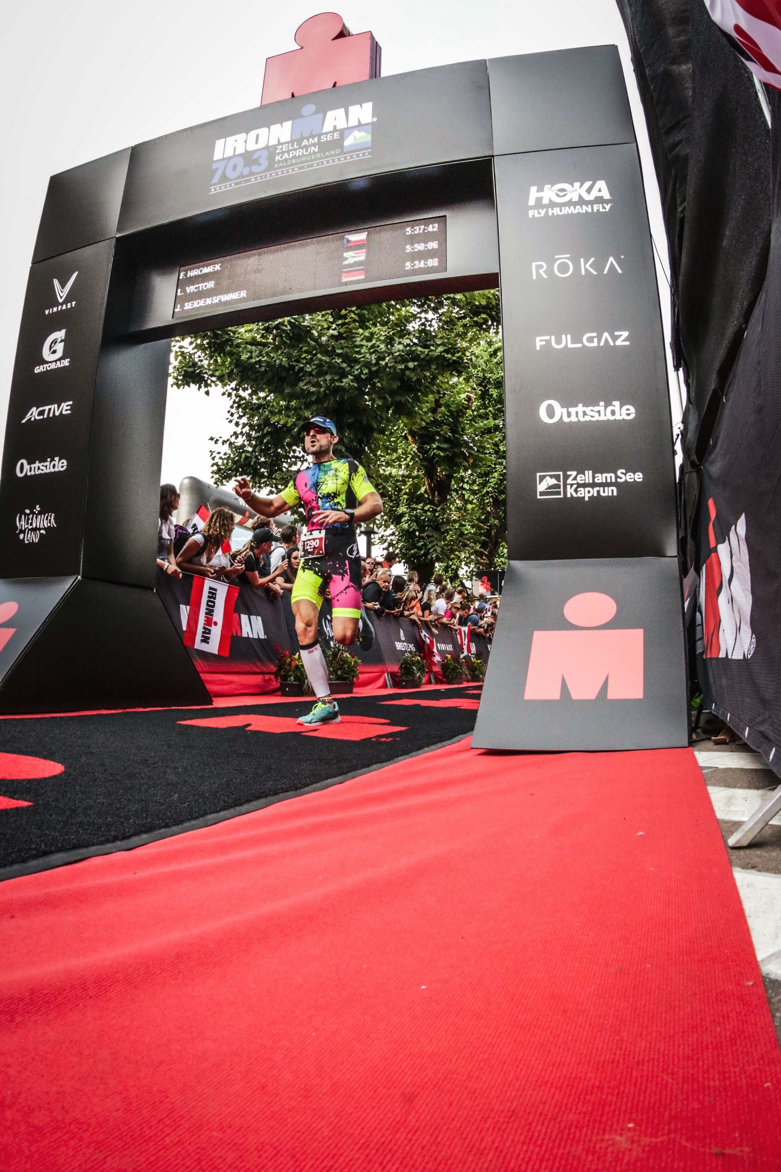 Filip Hromek na cíli závodě Ironman 70.3